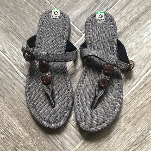Sanuk brown fabric flip flops. Like new condition - Picture 1 of 3